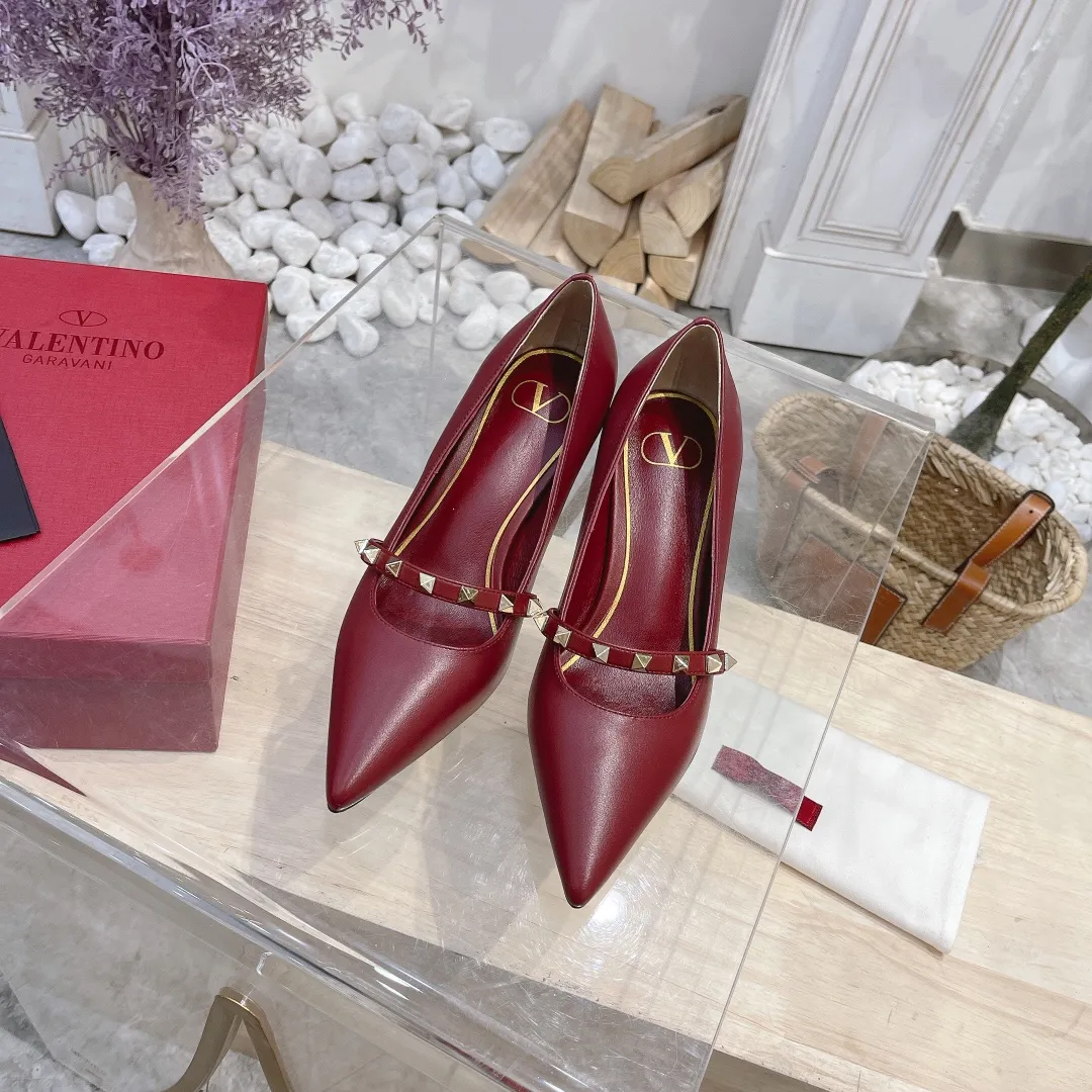 💕💕Factory direct selling price p440💕💕 Genuine leather sole +40 🆕Valentino. Valentino👑👑Latest series in the counter, the highest version, perfect details, very eye-catching catwalk series launched, V family’s hot rivet elements, luxurious and gorgeous! Various colors can be matched with beautiful clothes in spring and summer. There are many choices🎉🎉Exquisite and durable. It is copied at 1:1 of the original product. The upper foot is very pedicure-like. The key point is that it is very good and easy to control. It does not grind the feet and does not tire the feet. It is a walking artifact. The last shape is completely compared to the counter. The details are perfect. Without the original version, it would not be so exquisite! (Note! The heel shape and height are exclusively molded according to the original version, and are not randomly substituted by the market🐂) The color and texture of the fasteners are consistent with the original version! 🔺Fabric: Imported sheepskin, 🔺Lining: According to the original high-gloss imported sheepskin lining 🔺6 colors to choose from: black ➕black belt, black ➕white belt, pink, burgundy, white, apricot 🔺Number of yards: 35 to 42 yards (42 yards are not exchanged) 🔺Heel height: 7cm Rubber sole Genuine leather sole +40